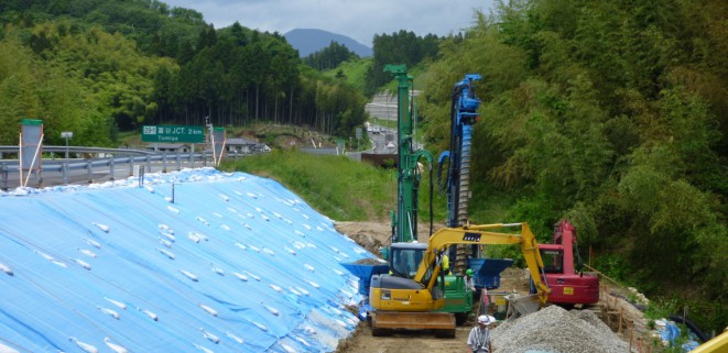 高速道路で盛土の排水対策